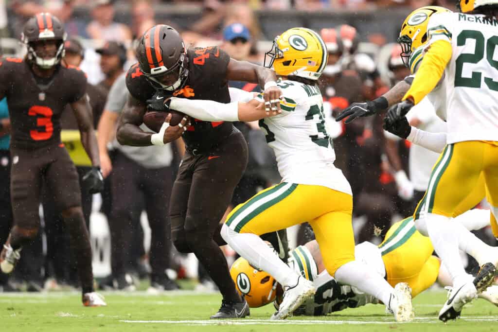 CLEVELAND, OHIO - SEPTEMBER 21: Harold Fannin Jr. #44 of the Cleveland Browns runs with the ball against Evan Williams #33 of the Green Bay Packers during the second half at Huntington Bank Field on September 21, 2025 in Cleveland, Ohio.