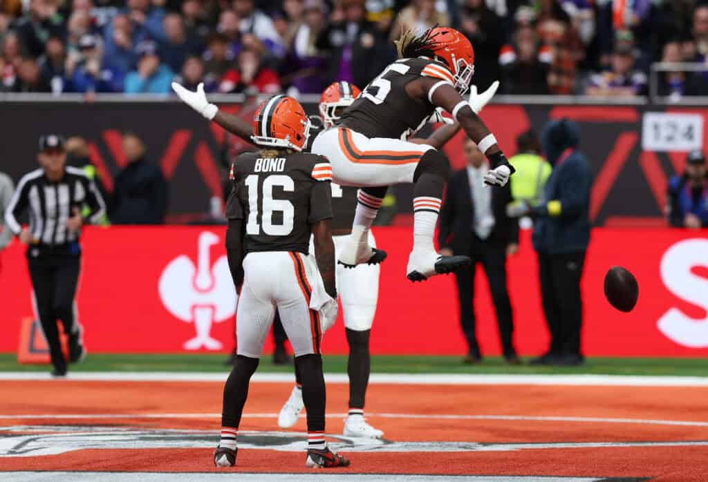 LONDON, ENGLAND - OCTOBER 05: David Njoku of the Cleveland Browns celebrates scoring his teams second touchdown with teammates to make the score 16-14 in the third quarter during the NFL 2025 game between Minnesota Vikings and Cleveland Browns at Tottenham Hotspur Stadium on October 05, 2025 in London, England.""