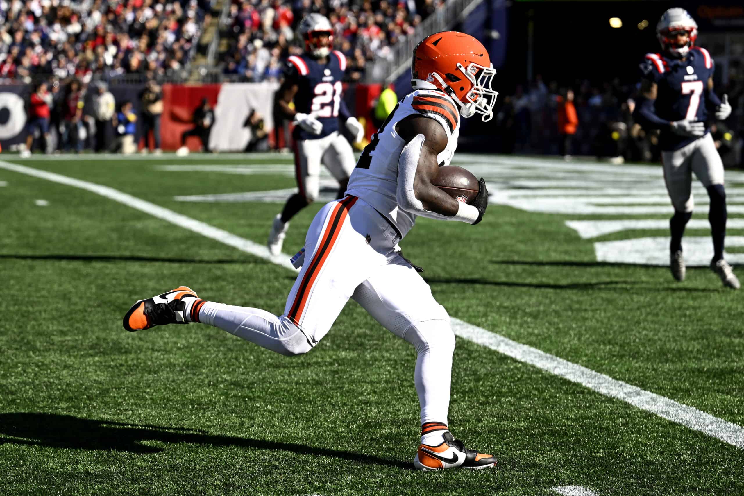 FOXBOROUGH, MASSACHUSETTS - OCTOBER 26: Harold Fannin Jr. #44 of the Cleveland Browns carries the ball for a touchdown against the New England Patriots during the first quarter in the game at Gillette Stadium on October 26, 2025 in Foxborough, Massachusetts.