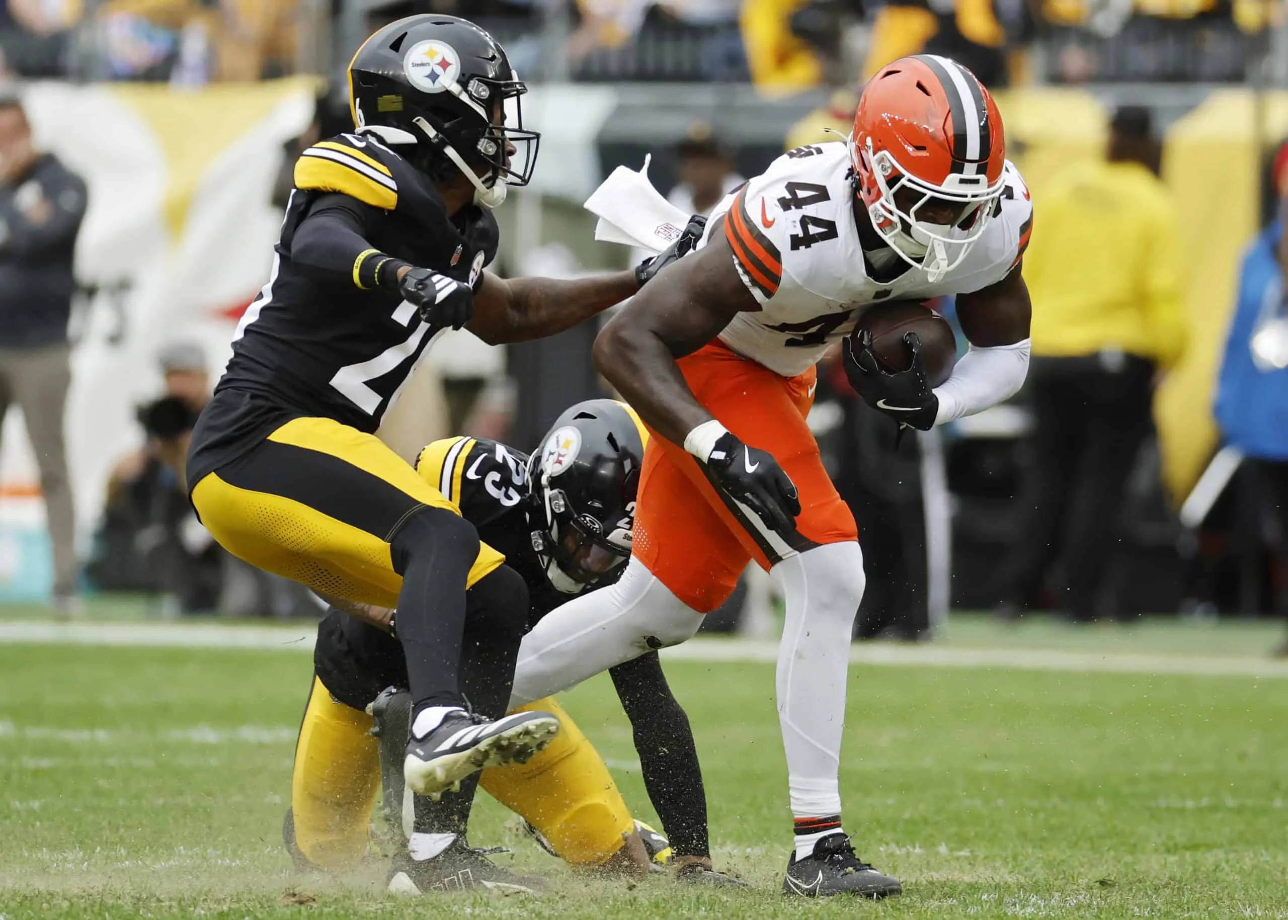 PITTSBURGH, PENNSYLVANIA - OCTOBER 12: Harold Fannin Jr. #44 of the Cleveland Browns runs against Brandin Echols #26 of the Pittsburgh Steelers during the third quarter in the game at Acrisure Stadium on October 12, 2025 in Pittsburgh, Pennsylvania.
