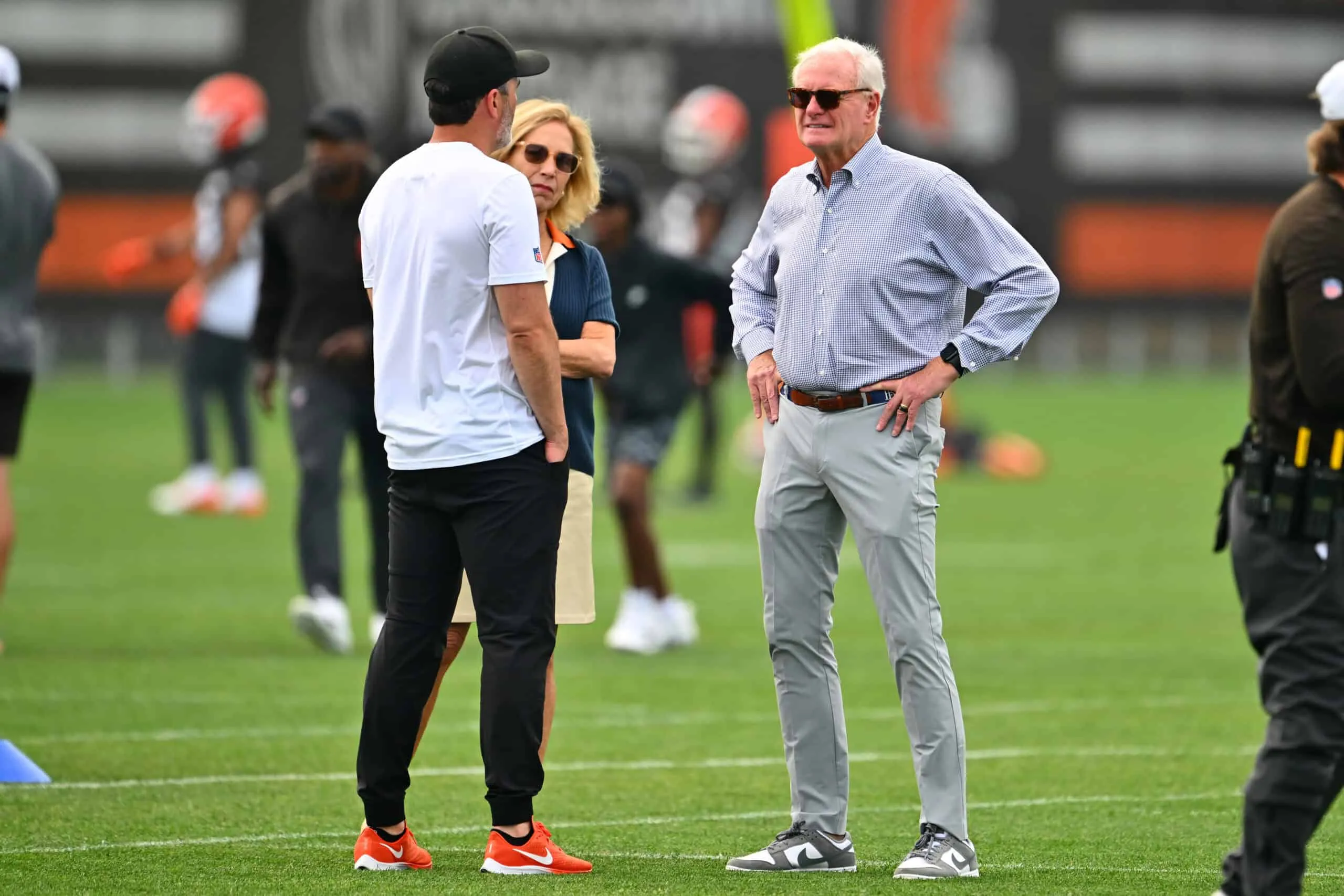 BEREA, OHIO - JUNE 12: Head coach Kevin Stefanski talks with team owners Dee and Jimmy Haslam of the Cleveland Browns at CrossCountry Mortgage Campus on June 12, 2025 in Berea, Ohio.