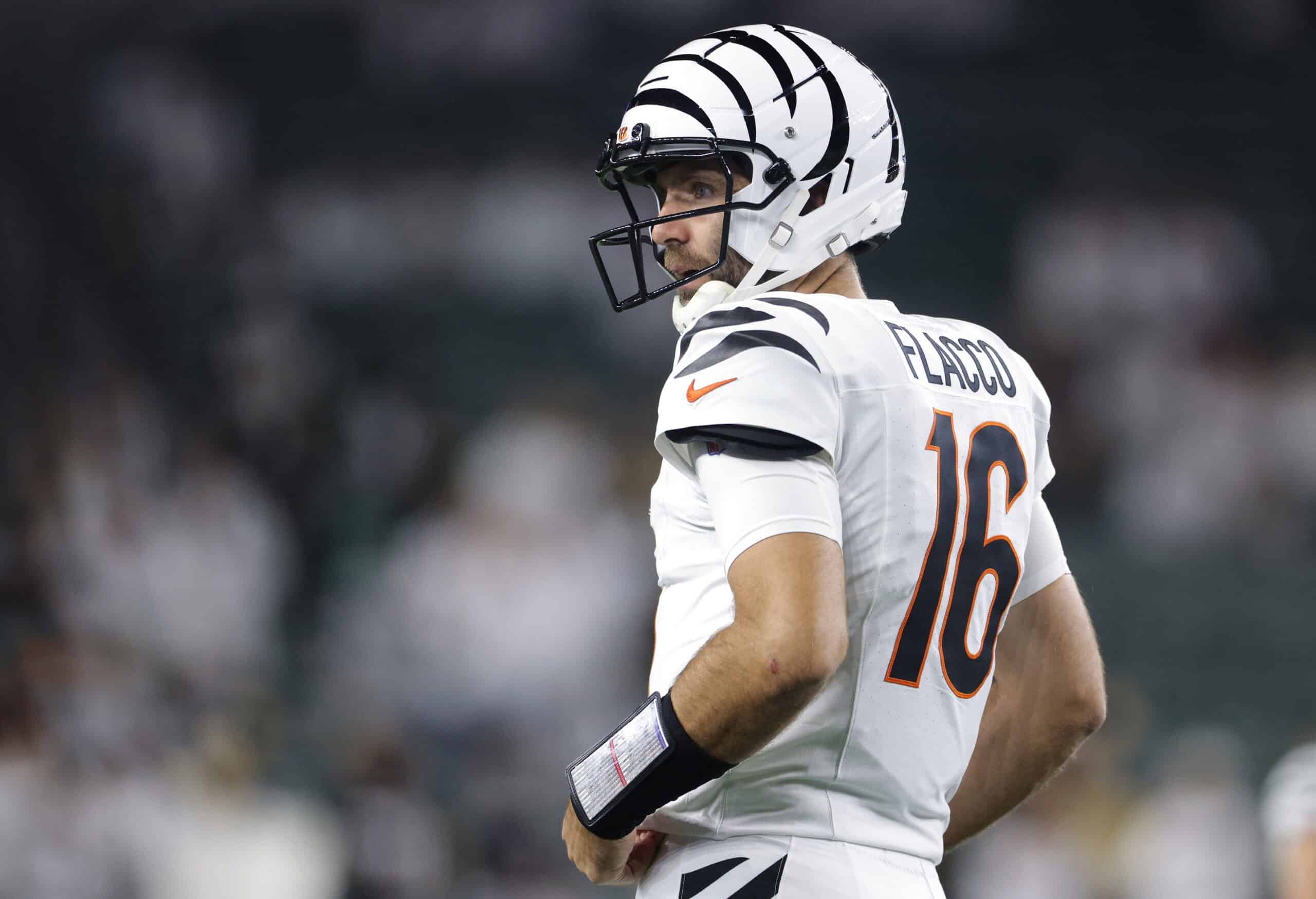 CINCINNATI, OHIO - OCTOBER 16: Joe Flacco #16 of the Cincinnati Bengals warms up prior to the game against the Pittsburgh Steelers at Paycor Stadium on October 16, 2025 in Cincinnati, Ohio.