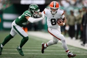EAST RUTHERFORD, NEW JERSEY - NOVEMBER 09: Dillon Gabriel #8 of the Cleveland Browns runs the ball against Isaiah Oliver #26 of the New York Jets during the first half in the game at MetLife Stadium on November 09, 2025 in East Rutherford, New Jersey.