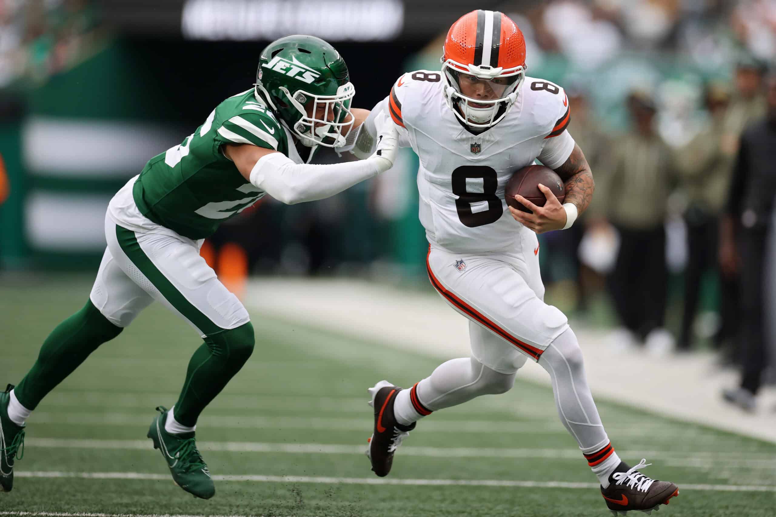 EAST RUTHERFORD, NEW JERSEY - NOVEMBER 09: Dillon Gabriel #8 of the Cleveland Browns runs the ball against Isaiah Oliver #26 of the New York Jets during the first half in the game at MetLife Stadium on November 09, 2025 in East Rutherford, New Jersey.