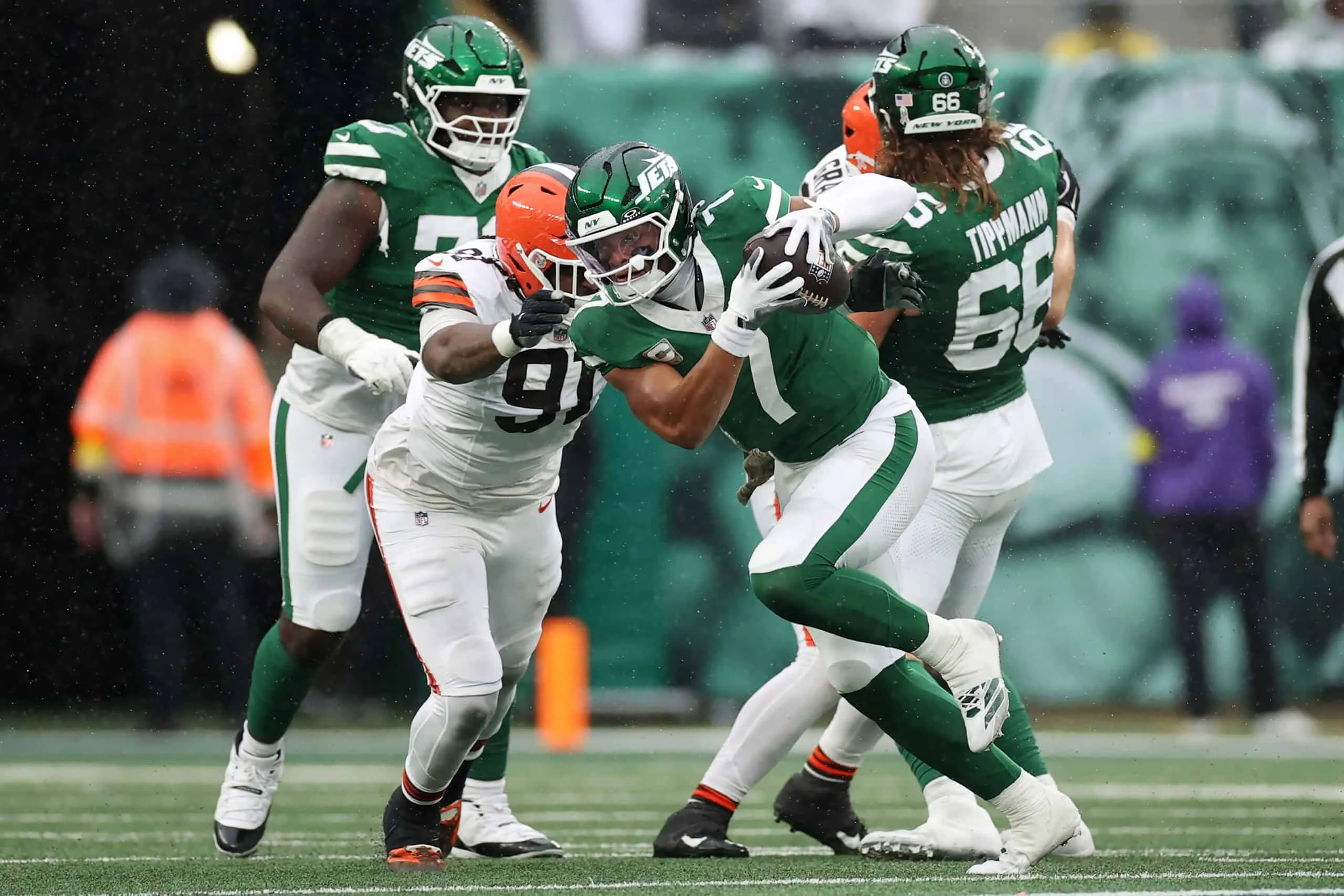 EAST RUTHERFORD, NEW JERSEY - NOVEMBER 09: Justin Fields #7 of the New York Jets carries the ball against Alex Wright #91 of the Cleveland Browns during the second half in the game at MetLife Stadium on November 09, 2025 in East Rutherford, New Jersey.