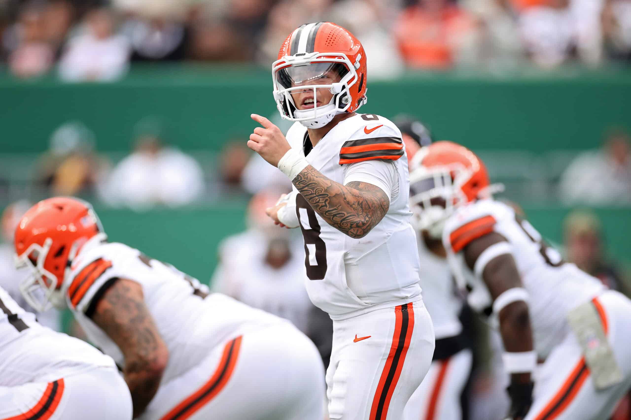 EAST RUTHERFORD, NEW JERSEY - NOVEMBER 09: Dillon Gabriel #8 of the Cleveland Browns prepares to snap the ball against the New York Jets d1h in the game at MetLife Stadium on November 09, 2025 in East Rutherford, New Jersey.