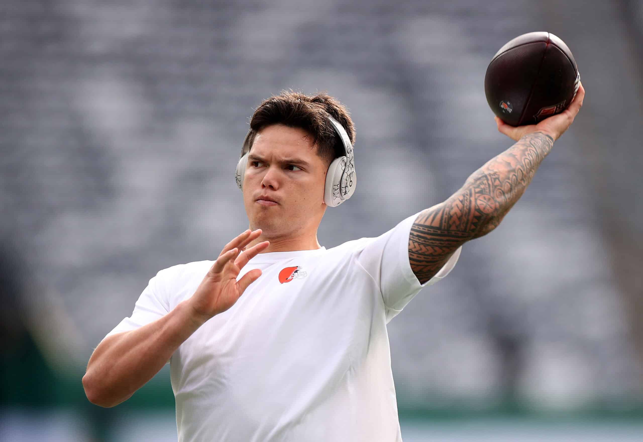 EAST RUTHERFORD, NEW JERSEY - NOVEMBER 09: Dillon Gabriel #8 of the Cleveland Browns warms up prior to the game against the New York Jets at MetLife Stadium on November 09, 2025 in East Rutherford, New Jersey.