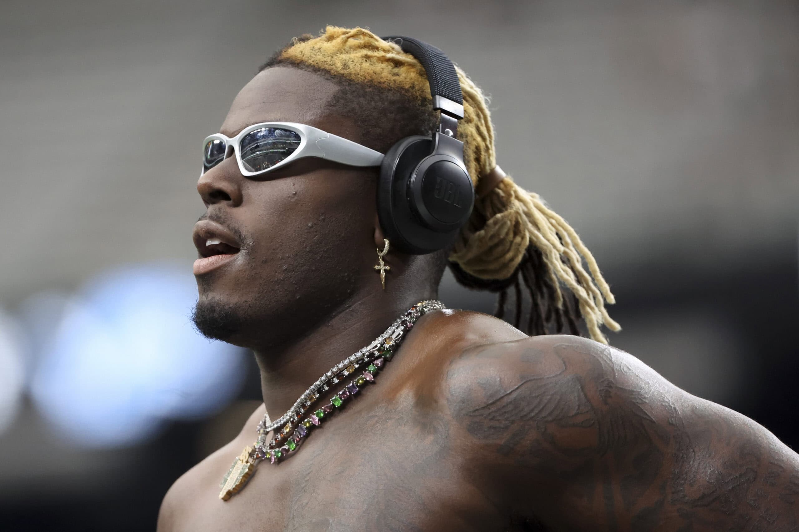 LAS VEGAS, NEVADA - NOVEMBER 23: David Njoku #85 of the Cleveland Browns warms up before a game against the Las Vegas Raiders at Allegiant Stadium on November 23, 2025 in Las Vegas, Nevada.