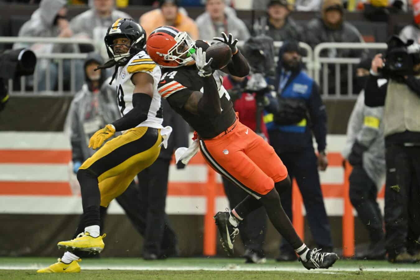 CLEVELAND, OHIO - DECEMBER 28: Harold Fannin Jr. #44 of the Cleveland Browns catches a touchdown pass during the first quarter of the game against the Pittsburgh Steelers at Huntington Bank Field on December 28, 2025 in Cleveland, Ohio.
