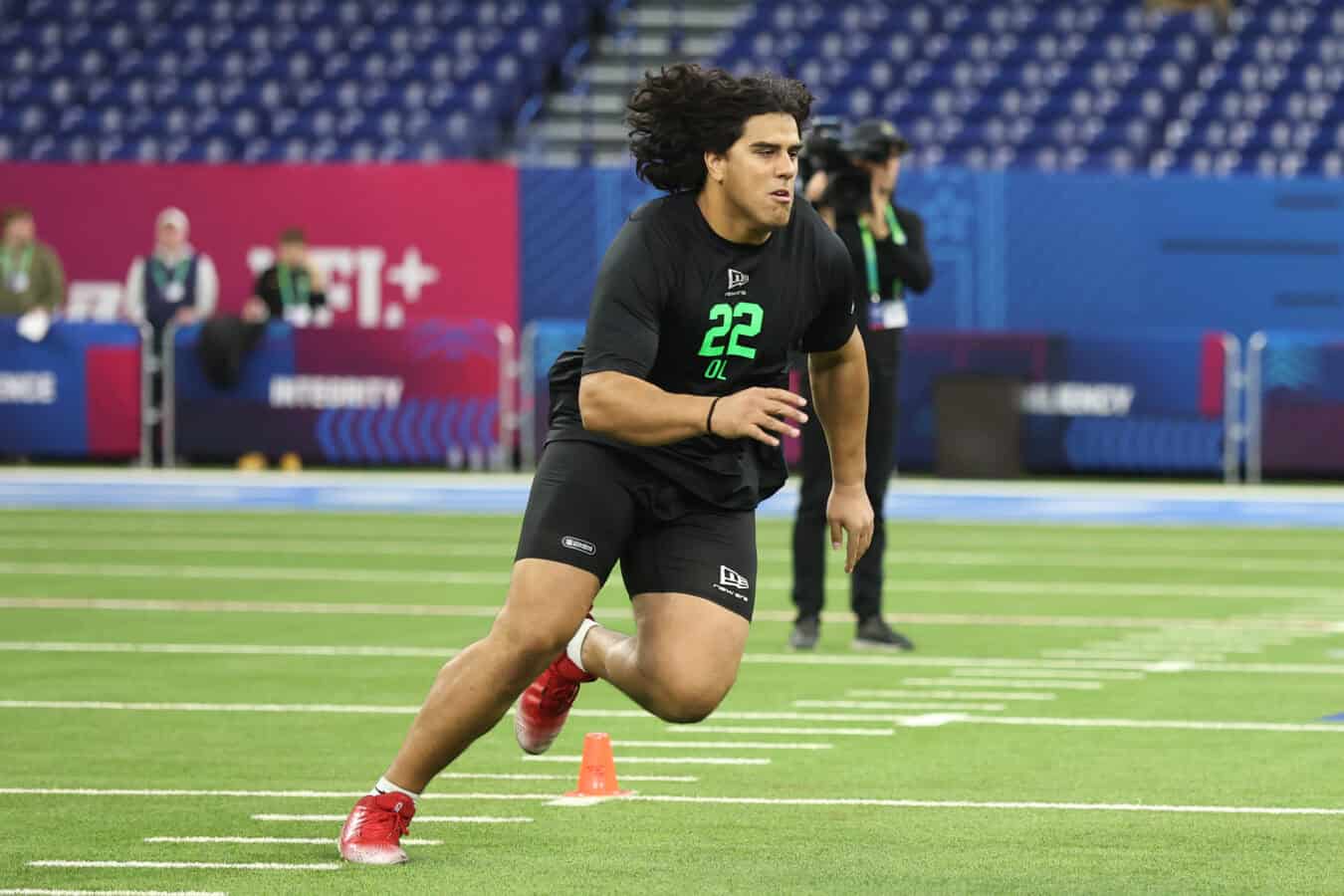 INDIANAPOLIS, INDIANA - MARCH 01: Spencer Fano of the Utah Utes participates in a drill during the 2026 NFL Scouting Combine at Lucas Oil Stadium on March 01, 2026 in Indianapolis, Indiana.