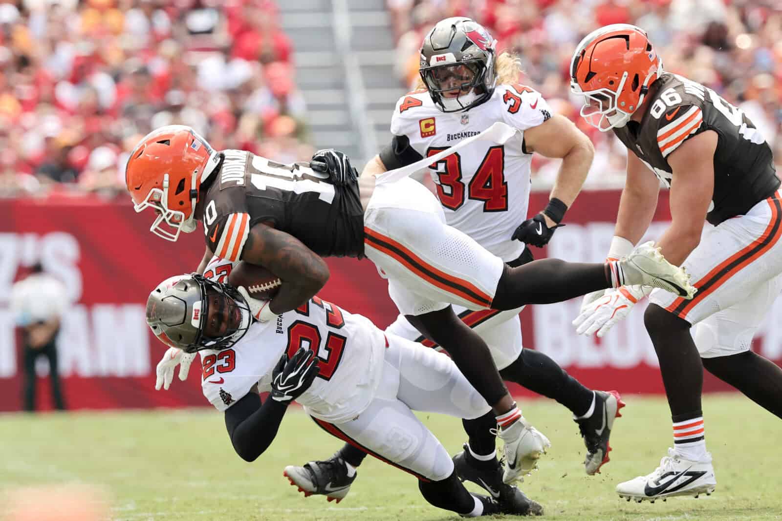 Buccaneers Lead Browns 9-6 At Halftime