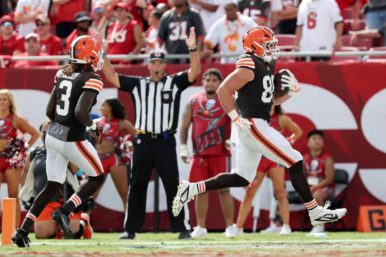 TAMPA, FLORIDA - SEPTEMBER 20: Blake Whiteheart #86 of the Cleveland Browns scores a touchdown during the fourth quarter of the game against the Tampa Bay Buccaneers at Raymond James Stadium on September 20, 2026 in Tampa, Florida.